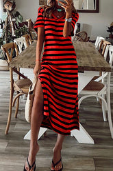 Gestreiftes Maxikleid mit V-Ausschnitt und Schlitz